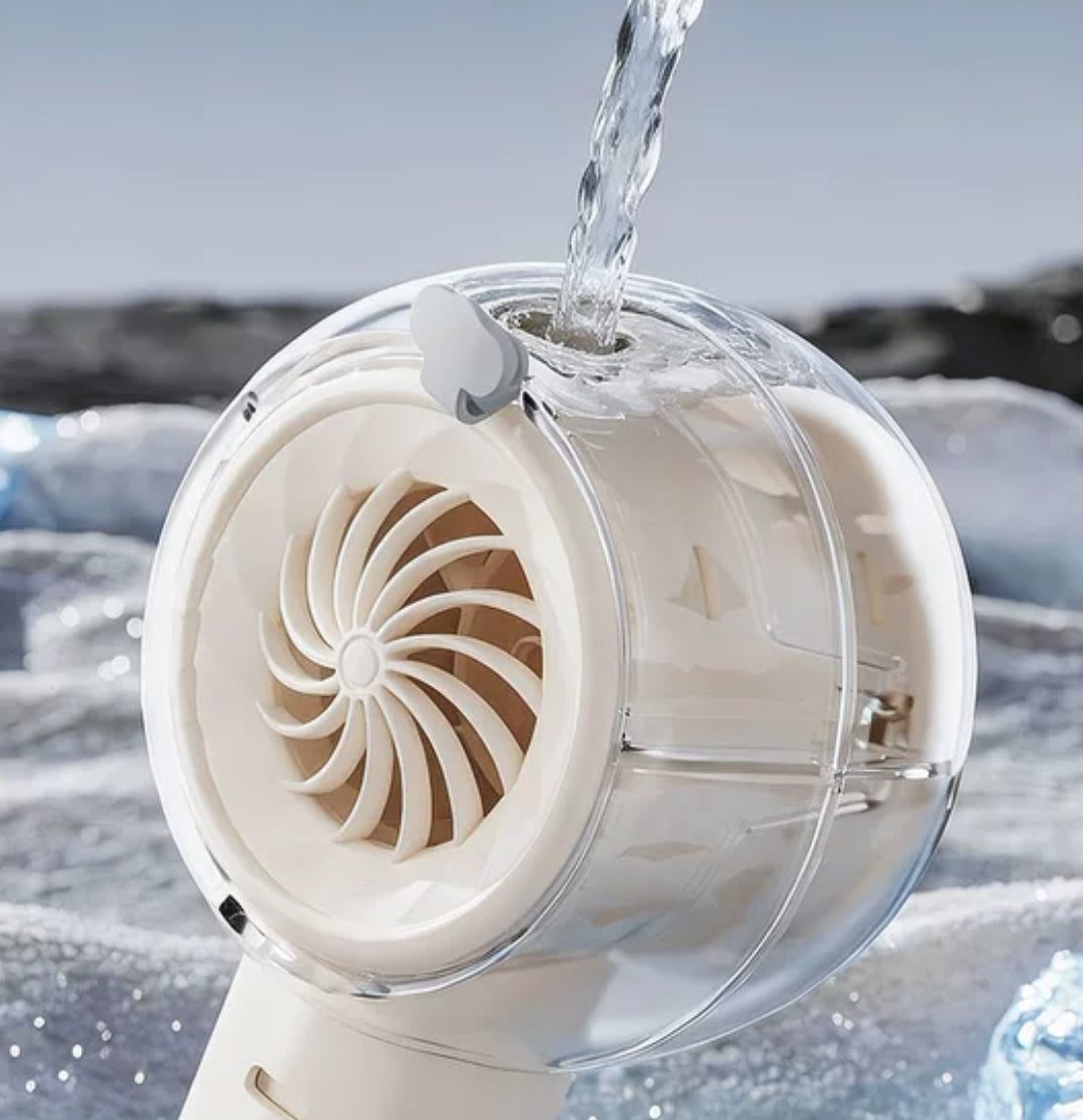 ❄️ Přenosný chladicí ventilátor se sprejem – Okamžitá úleva od horka kdykoliv během dne