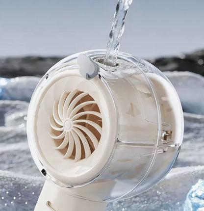 ❄️ Přenosný chladicí ventilátor se sprejem – Okamžitá úleva od horka kdykoliv během dne